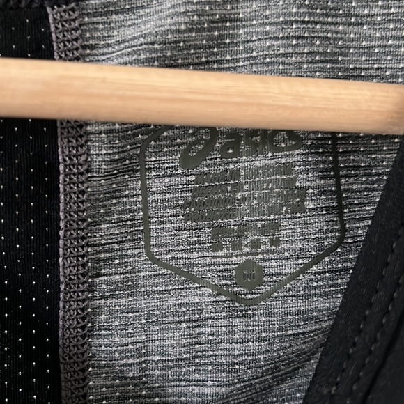 Asics Men’s D1 Singlet, Black with Grey back, Medium - Picture 3 of 3